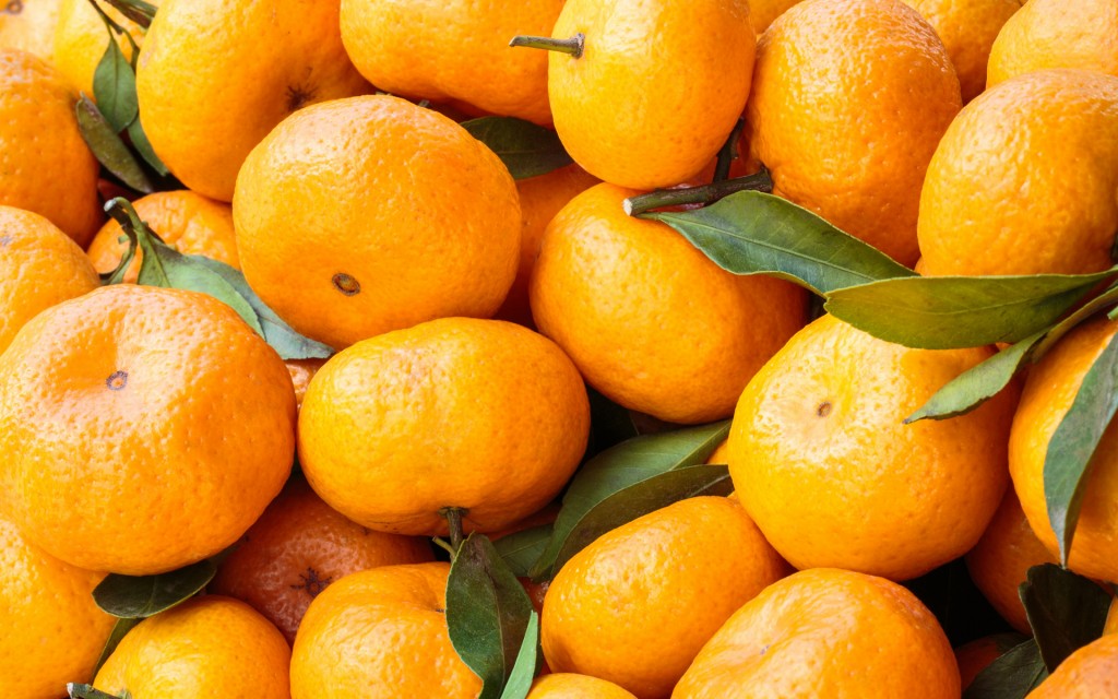 frukty-mandariny-listya